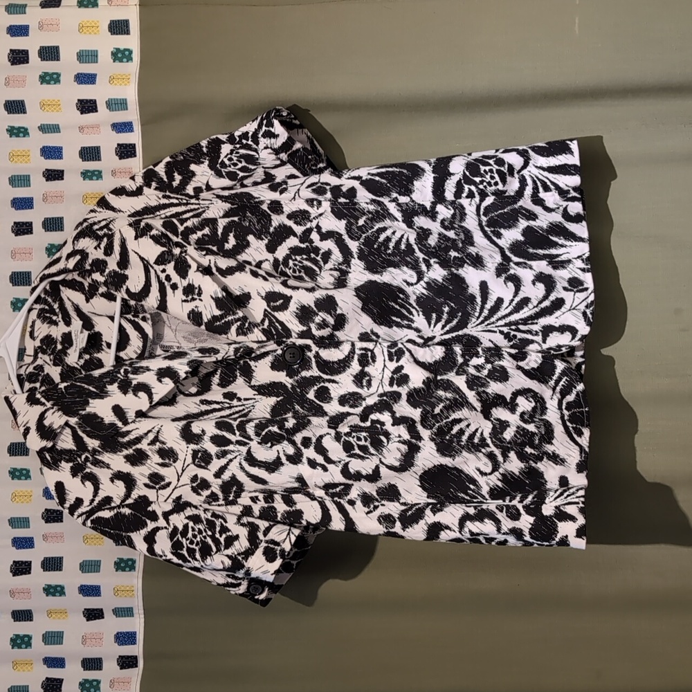 Short sleeved, unlined blazer